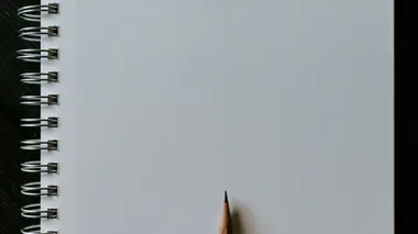 方眼ノートの上に置かれた鉛筆